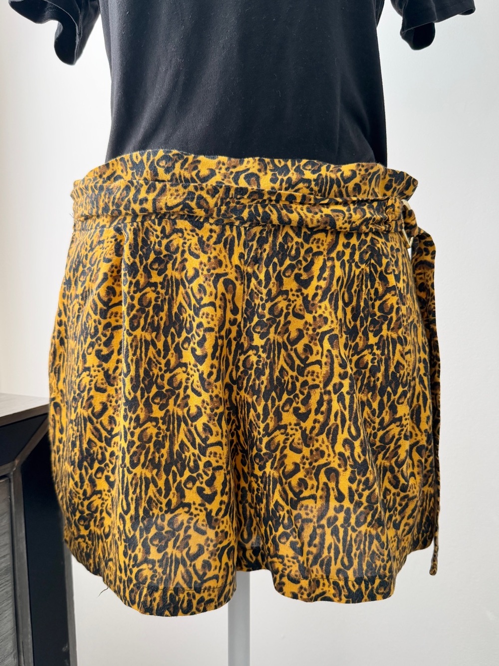 Preloved Women’s Yellow Leopard Print Tie-Waist Shorts